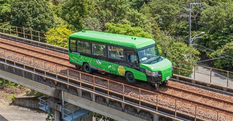 世界首辆公路铁路两用公交车将在圣诞节投入使用15秒即可完成切换