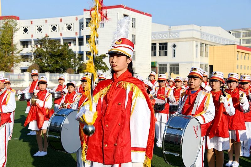 潢川县实验中学小学部举行鼓号队汇演暨"安全教育"主题升旗仪式