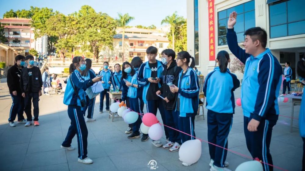 举行河婆中学教育发展促进会颁奖大会,还举行了乡贤校友校服捐赠仪式