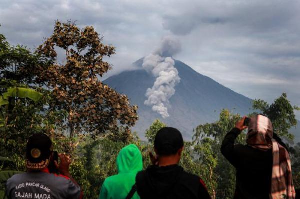 印尼塞梅鲁火山持续喷发