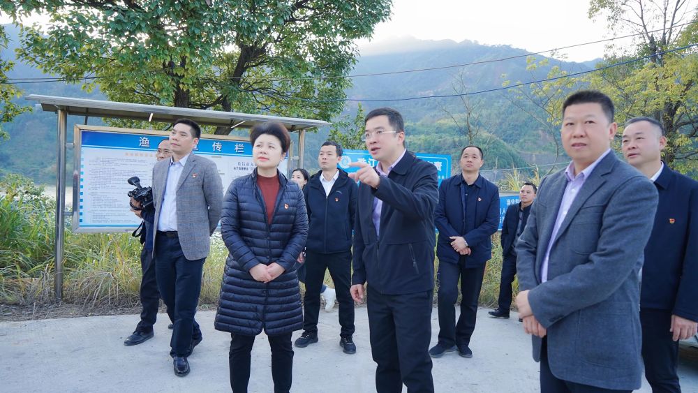 钟曦一行还实地调研了乐昌峡生态修复点建设情况,大源镇渔民上岸安置