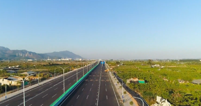在金鸿公路,生水路,金樟路,古港东路,金南路,金狮路,永合路,莲凤路