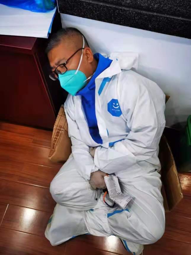 有志愿者累倒靠墙休息还握着排查名单疫情防控阻击战谢谢你们的努力