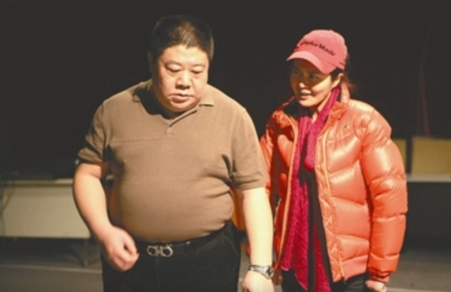 刘金山孝顺,沈红喜也很贴心,主动让出主卧,她则和丈夫住到次卧里.