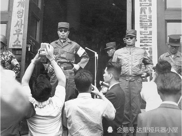 5.16政变之后首次身穿夹克面向世人的朴正熙(右一)