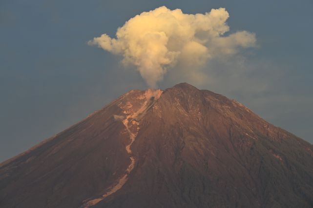 (外代一线)印尼塞梅鲁火山喷发致死人数升至34人