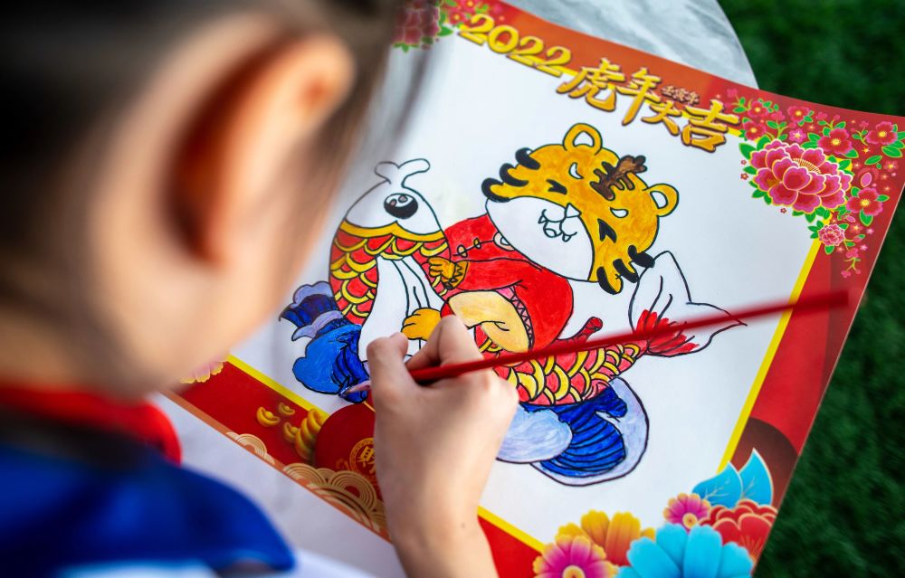 日前,内蒙古呼和浩特市玉泉区通顺街小学开展"绘制虎年年画 品味传统