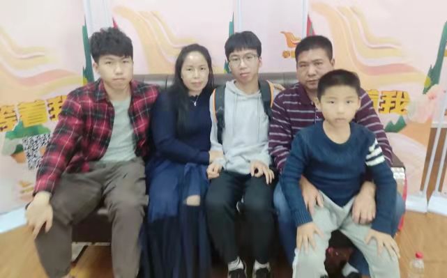 与此同时,同样与孩子符建涛分离了14年的彭冬英一家五口来到了直播