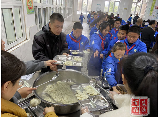 温江区寿安学校举行"集体包饺子劳动技能大赛"