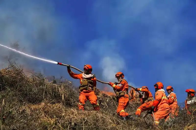 四川省森林消防总队消防员在阿坝州汶川县绵虒镇林区进行实战灭火综合