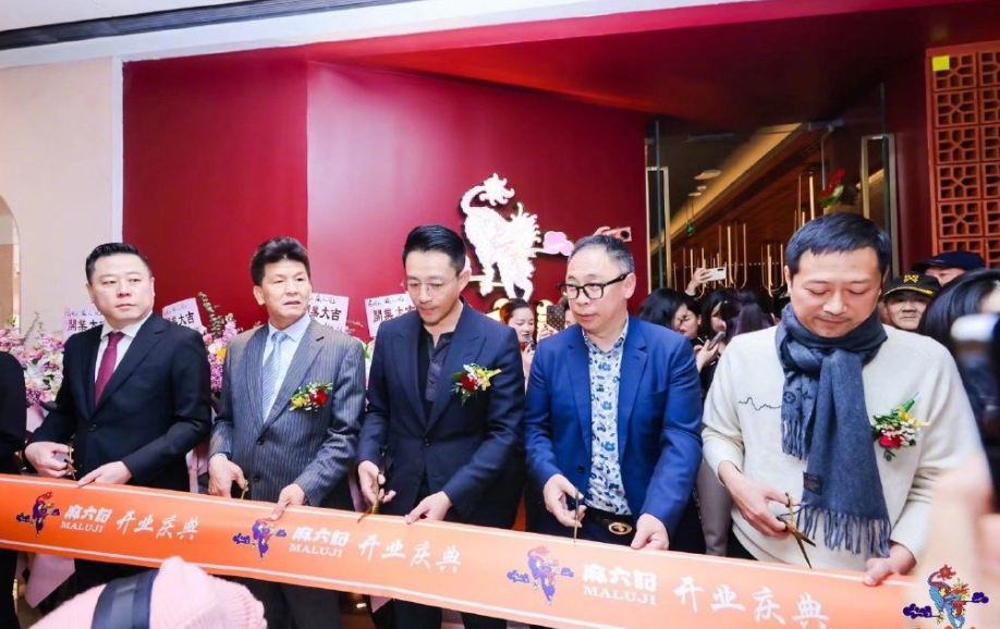 汪小菲的新店"麻六记"在成都,店内装修十分气派,墙上和餐桌旁都安装了