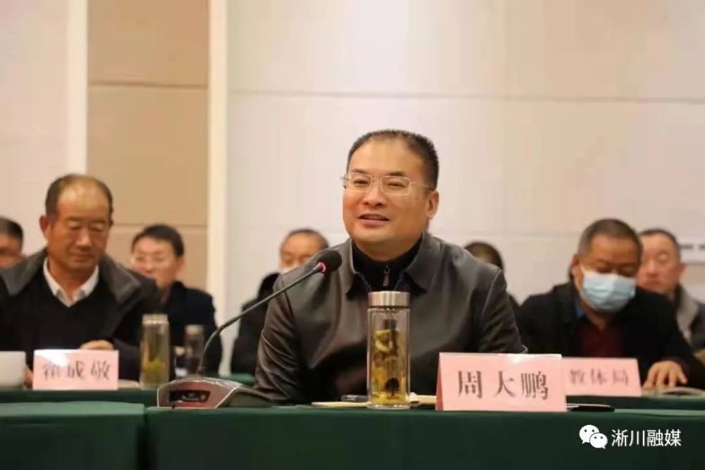 在调研座谈会上,县委书记周大鹏就全县巩固脱贫攻坚