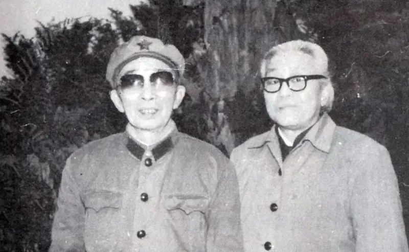 1975年,钟汉华卸任广州军区副政委,在家赋闲两年后,钟汉华被调到装甲