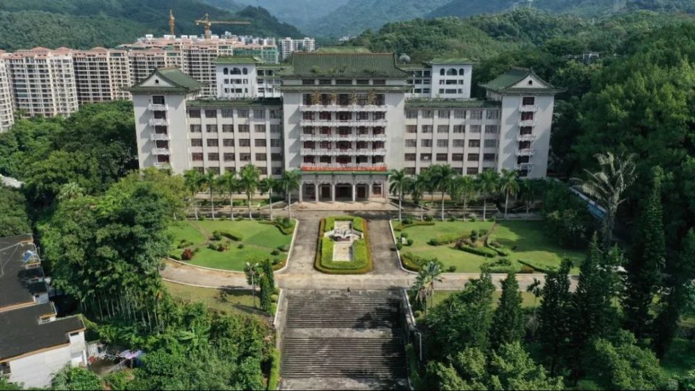 2015年9月,更名为海南热带海洋学院.