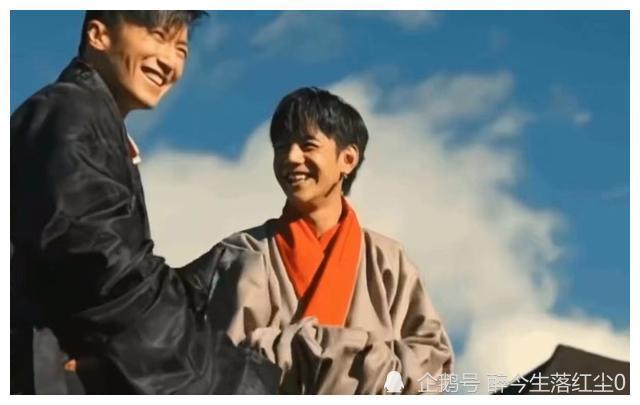 谢霆锋这造型也太帅了!穿黑色藏袍变绝世神颜,丁真颜值意外不输