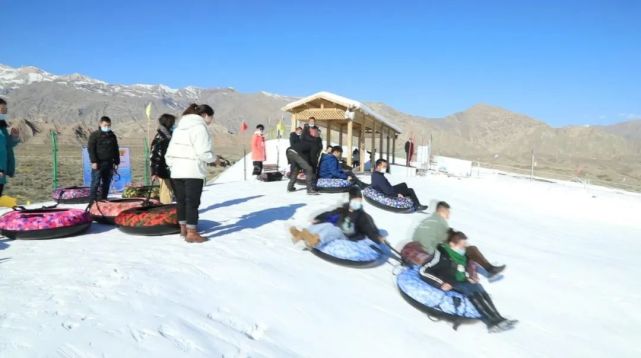 拜城温泉滑雪场位于拜城县铁热克镇,距离南疆知名的拜城温泉只有1公里