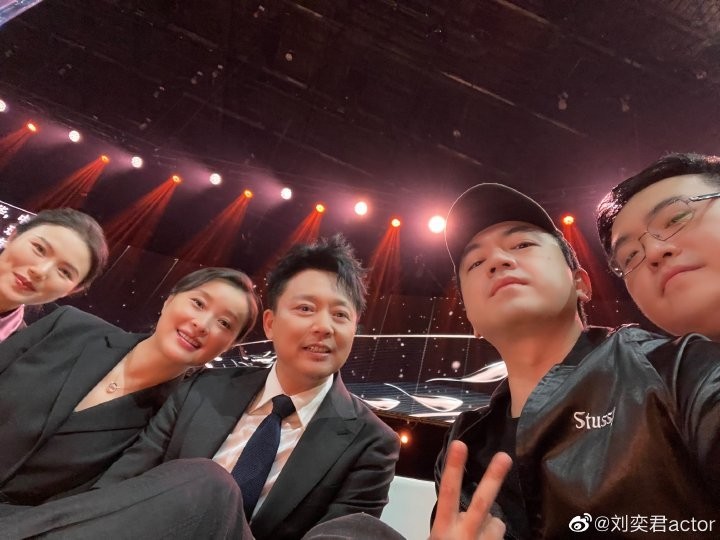 扫黑风暴再聚首刘奕君吴越紧贴着合影不见孙红雷车晓