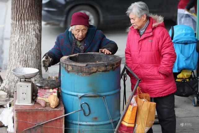 女子照顾生意让大爷早点回家,一刀下去就是72元,独自