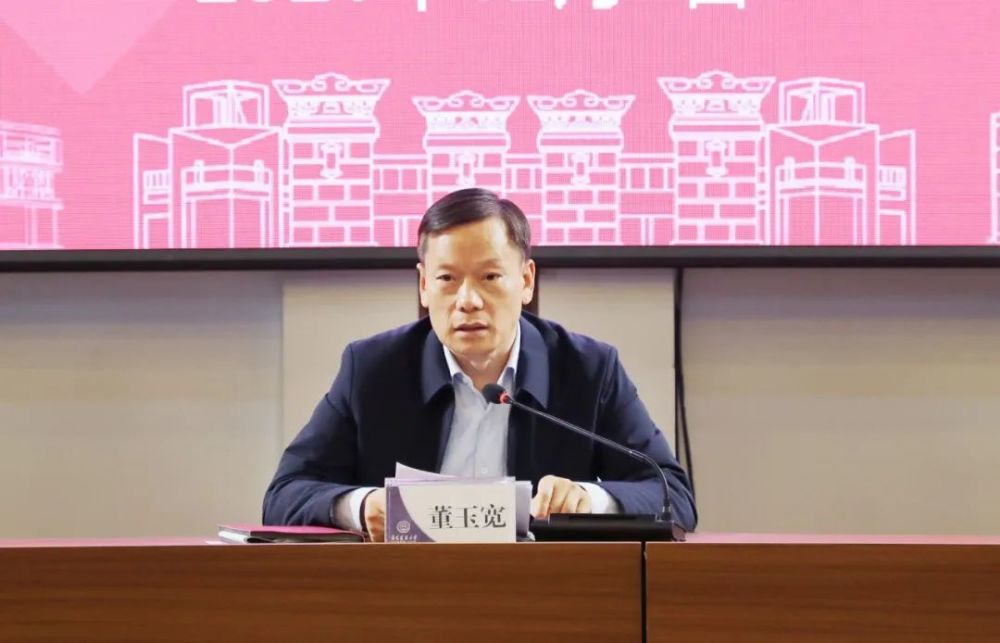 报告会后,学校党委集中部署了党的十九届六中全会精神宣讲工作,董玉宽