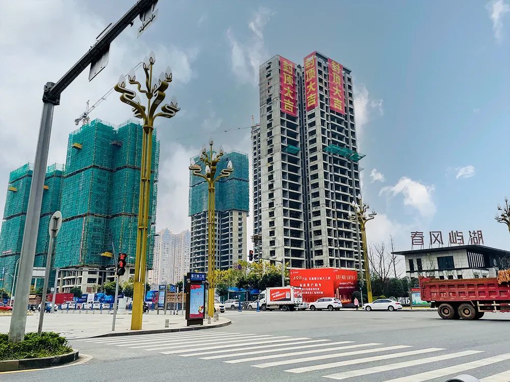 蓝润春风屿湖建设中阳光公园学府正进行外墙打造绿地四季印象正进行