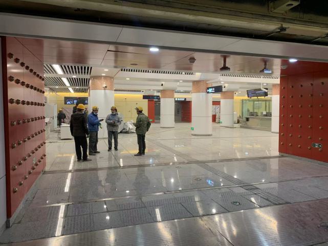 其中,金鱼胡同站,王府井站两车站均设置了多个出入口通道与周边商业