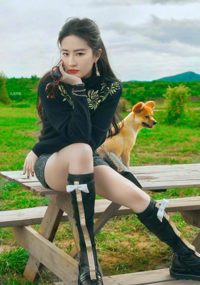 再美的景色也不敌仙女姐姐的美貌,一双黑色长筒靴很好地展现了刘亦菲
