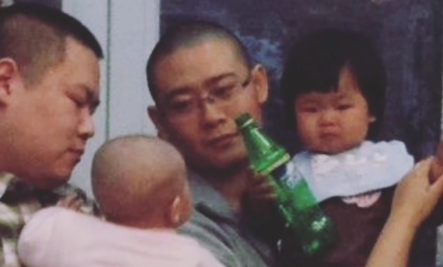 栾云平抱着女儿栾笑语出境,在线和网友互动!
