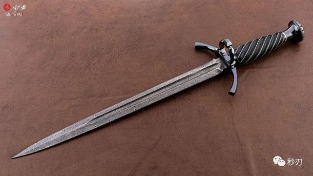 "黑骑士短剑"全长54.5厘米,刃长37厘米,裸重820克,鞘重290克.