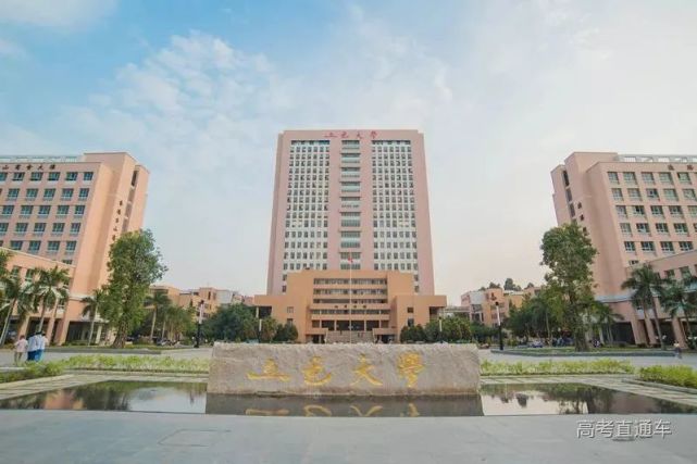 五邑大学是以工科为主的多科性教学型地方大学,广东省省市共建本科