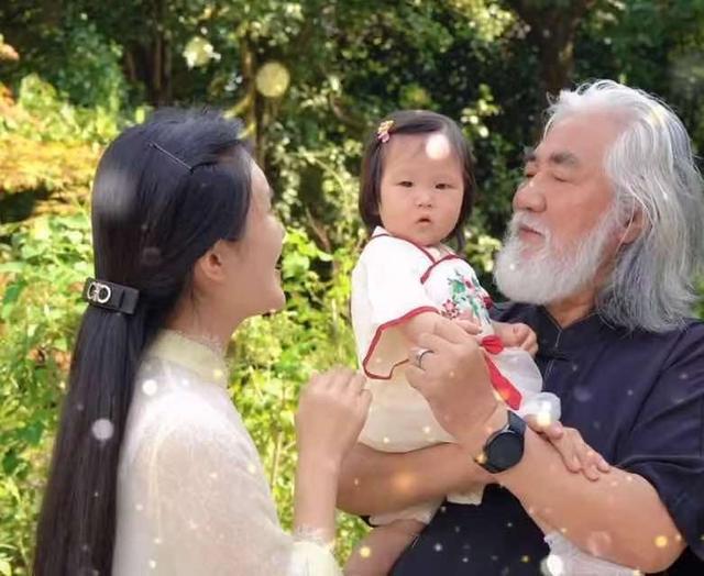 未来也希望张纪中和杜星霖一直幸福下去,也祝愿三个孩子健康幸福地