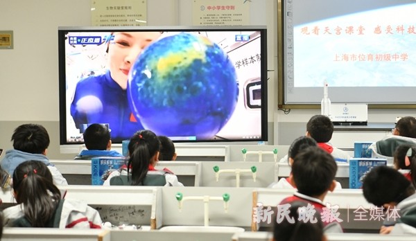 课堂直击天宫课堂里神奇的水膜里绽放出一朵花