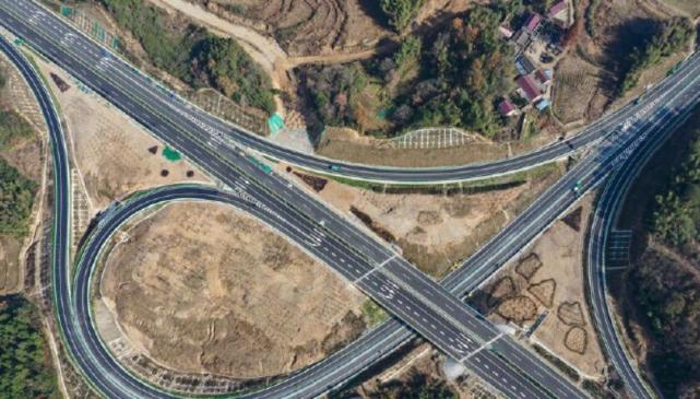 是一条从芜湖市繁昌县到黄山市谭家桥的高速公路,全线长约116公里
