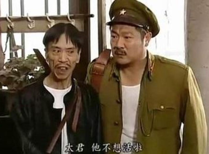 但他最绝之处还不是滑稽的外貌,而是十分精湛的演技和随口而出的搞笑