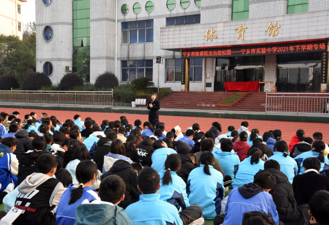 "12月7日,一场由宁乡市检察院未检检察官陈娟担任法官,宁乡市实验中学