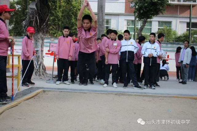 聿怀初级中学学生运动会如火如荼阳光下映出无比耀眼的光光影杂错交横