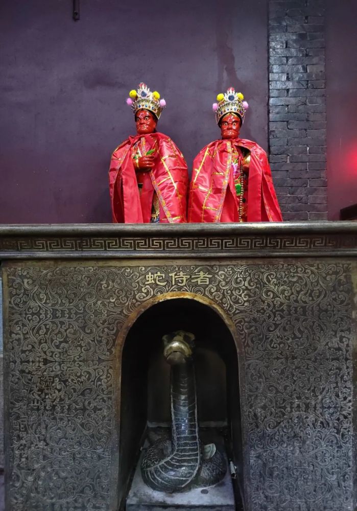 在三平寺祖师公神位旁,有一尊神像就是这种灵蛇的化身"侍者公",寺旁