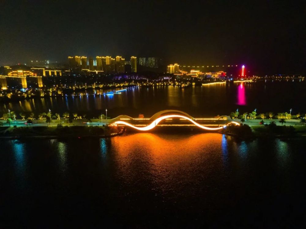 这个名称是当地出租司机告诉我的,他们对 九江 的夜景那是一个赞不绝