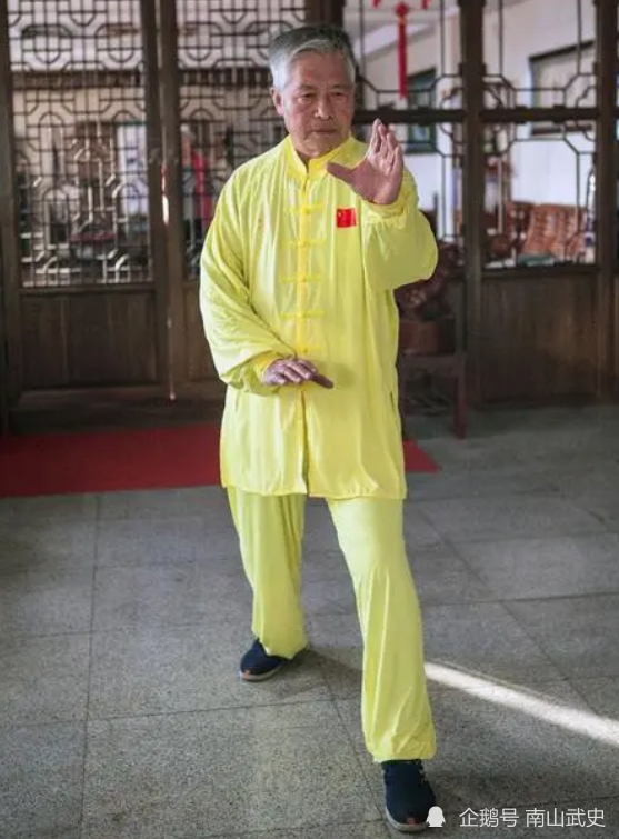 浅谈任来福的拳术造诣,10岁随霍庆云学拳,乃国家1级武术裁判