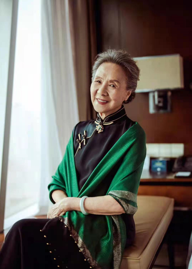 吴彦姝真是个活宝奶奶,83岁穿旗袍展现矜贵女性魅力,气质太独特