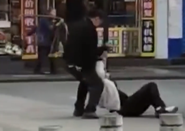 心,从现场的视频画面我们可以看出,在某街头,一对看起来30多岁的男女
