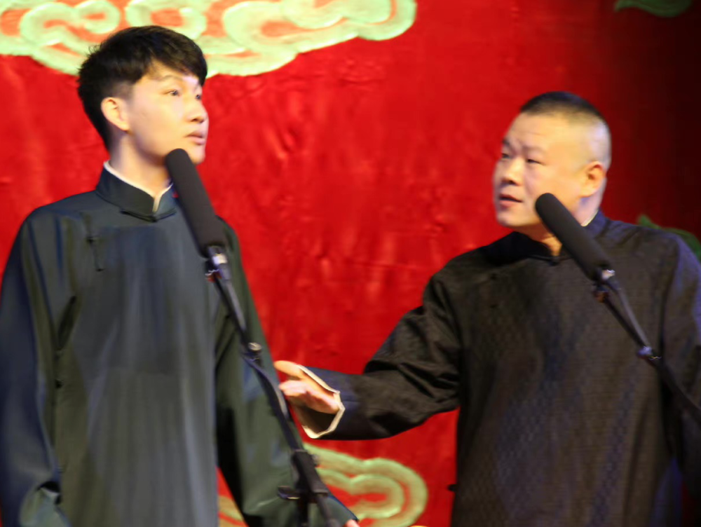 藏不住了?岳云鹏刘筱亭师徒天桥德云社同台,自曝已开始准备春晚