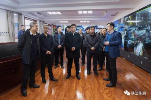 佟大光陪同张千里一行参观了小青矿生产调度指挥中心,安全视频监控