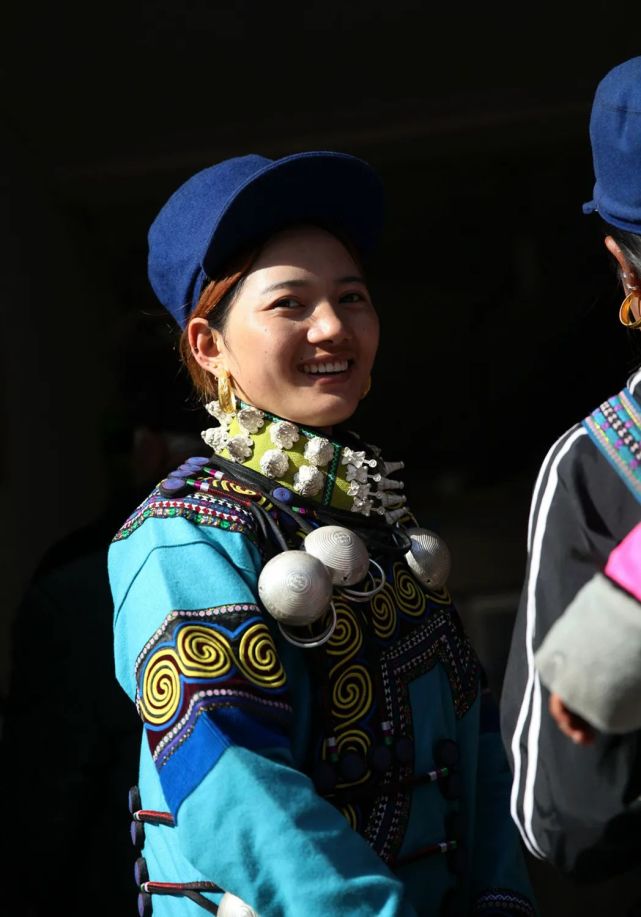 火烈乡集市上最时尚的彝族女人.
