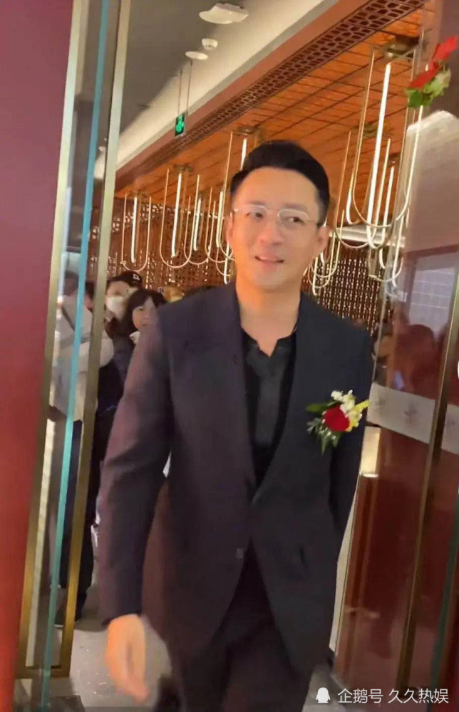 汪小菲出席成都麻六记开业典礼,离婚后人气暴涨,40岁清瘦斯文帅气