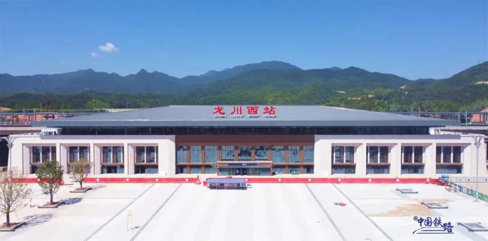 龙川西站是赣深高铁全线第三大,河源段最大的站点,位于龙川县佗城镇.