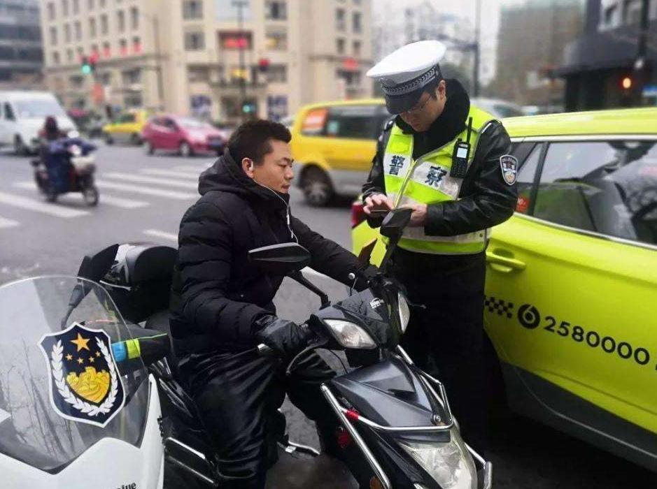 电动轻便摩托车可以持有f驾照,电动摩托车必须持有e驾照才可以上路.