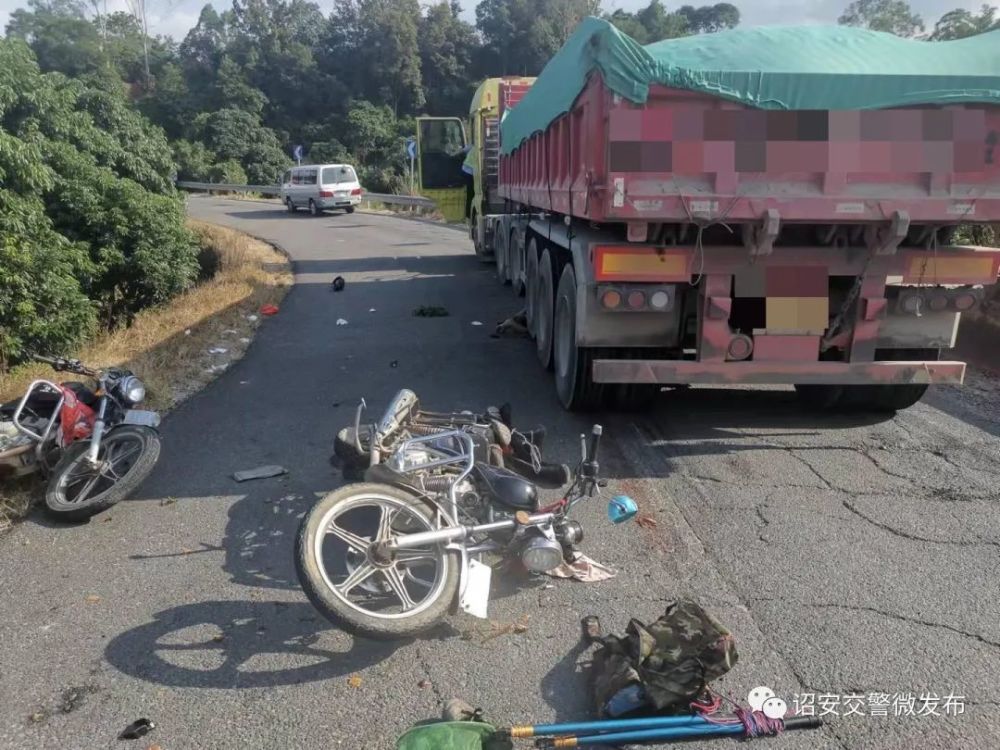 轻则引起交通堵塞,降低道路通行能力,重则发生交通事故,甚至造成车毁