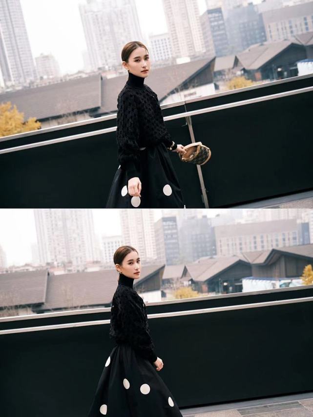 何超莲蕾丝上衣搭印花长裙美艳大气 梳低马尾笑容明媚