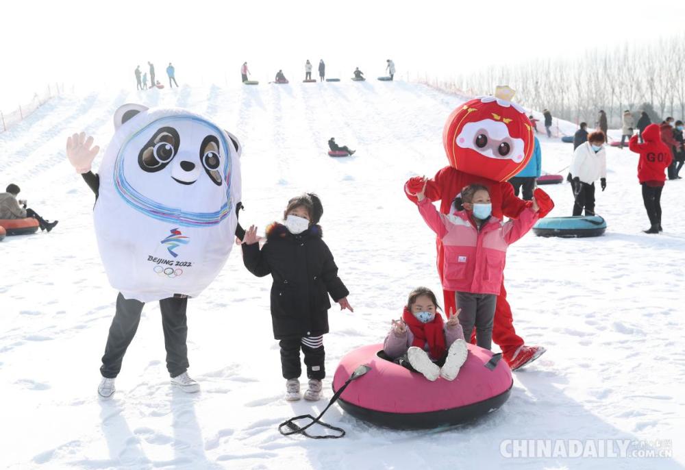 旋转雪圈,香蕉船,雪地摩托,雪地马丁车,高坡雪圈……近十项冰雪娱乐