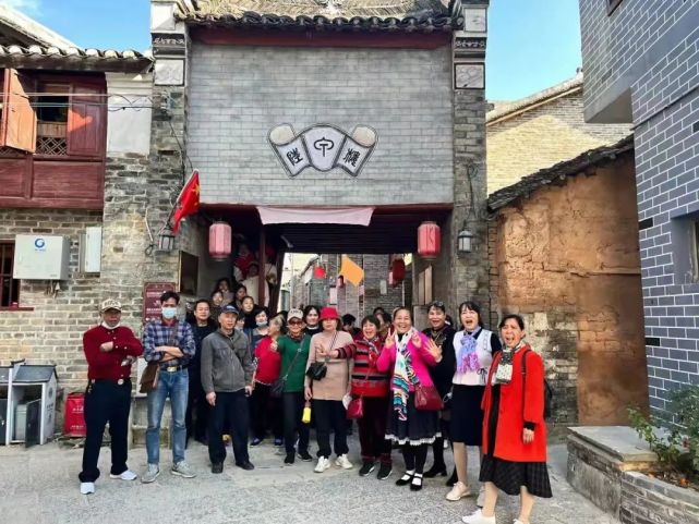 游客在红色古镇英家游玩在菌美人间乡村旅游区,游客在这里游玩之余